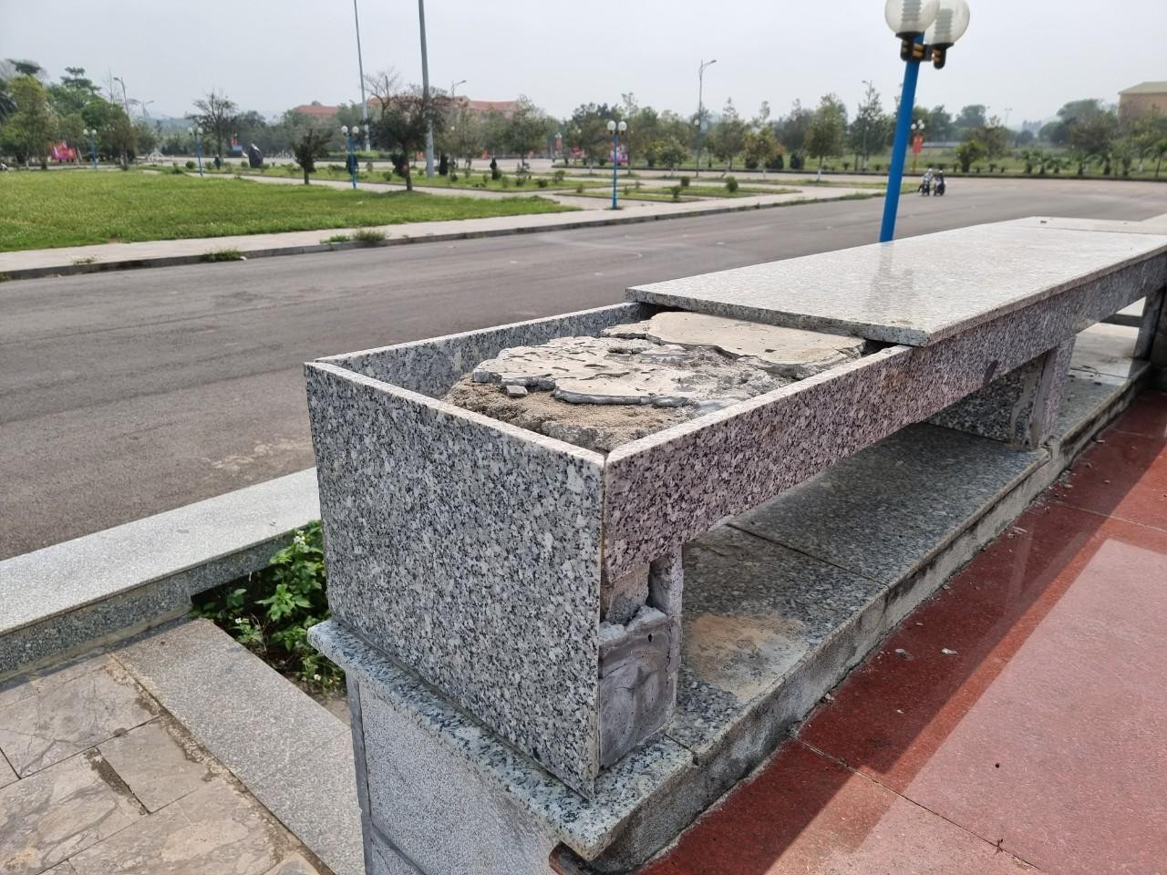 Nhiều hạng mục tại công trình Quảng trường trung tâm huyện Nghĩa Đàn xuống cấp Nhiều hạng mục tại công trình Quảng trường trung tâm huyện Nghĩa Đàn xuống cấp