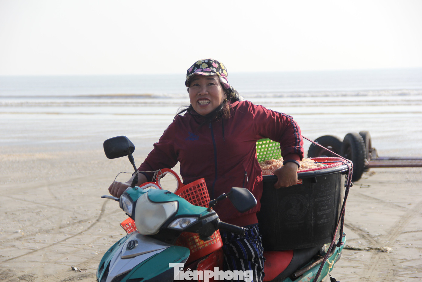 Theo các ngư dân nơi đây, mùa ruốc biển năm nay bắt đầu từ tháng 11/2022 đến khoảng tháng 2/2023. Ruốc tươi sau khi đánh bắt về được các thương lái phân loại, thu mua ngay tại chỗ để đi chợ bán hoặc phơi khô, đến nhập trực tiếp cho nhà máy.