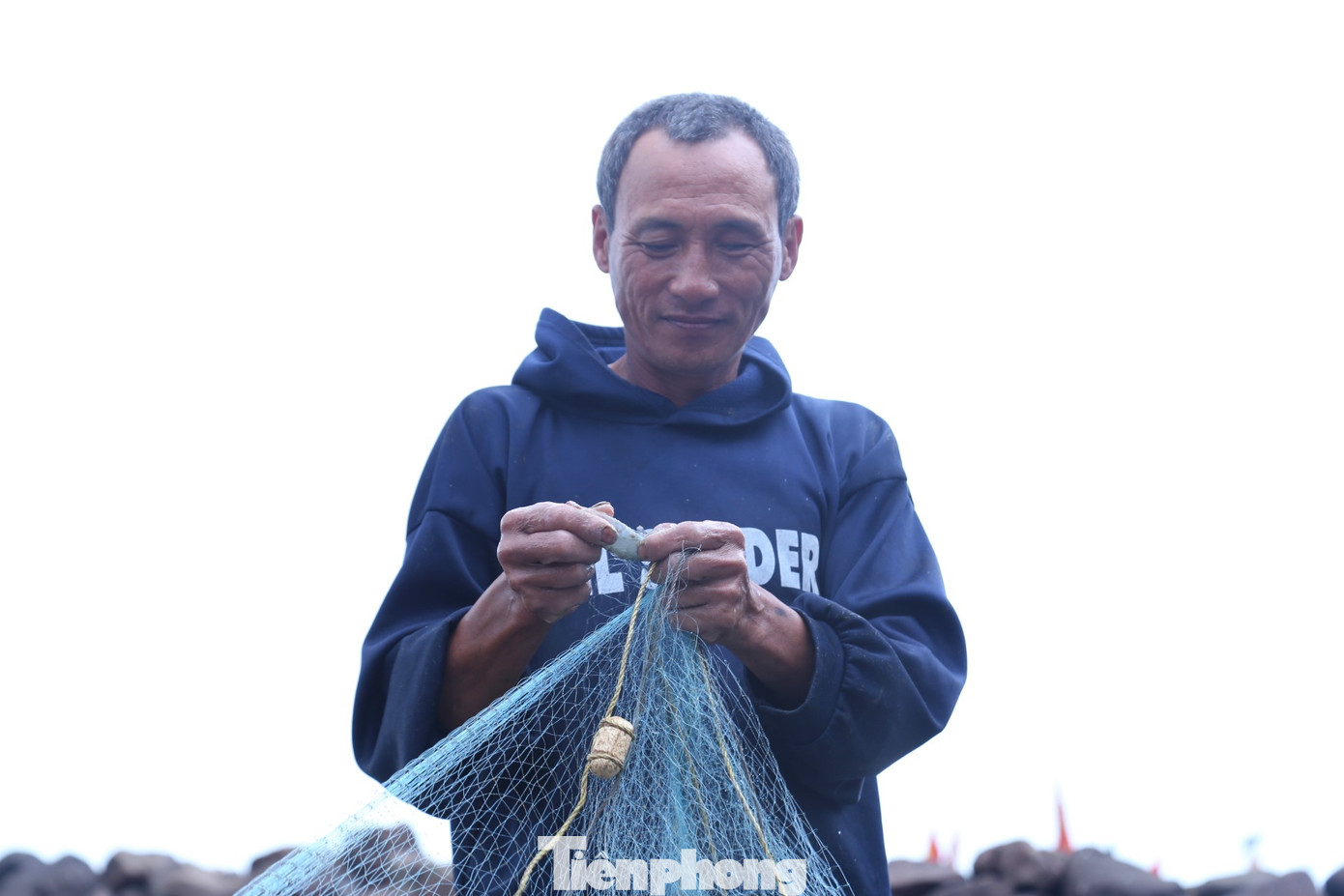 “Cá trích di chuyển theo lạch nước từng đàn và xuất hiện dày đặc ở vùng biển gần bờ nên các chuyến vươn khơi của chúng tôi những ngày qua luôn thắng lớn. Sản lượng cá đánh bắt cá trích trung bình từ 1-2 tạ/chuyến. Có hôm “trúng đậm” có thể thu hoạch từ 4-5 tạ/chuyến. Chuyến này tôi được hơn 2 tạ cá trích tươi, số cá này sau khi được gỡ xong sẽ được thương lái đến thu mua tại chỗ”, ông Thuận chia sẻ. “Cá trích di chuyển theo lạch nước từng đàn và xuất hiện dày đặc ở vùng biển gần bờ nên các chuyến vươn khơi của chúng tôi những ngày qua luôn thắng lớn. Sản lượng cá đánh bắt cá trích trung bình từ 1-2 tạ/chuyến. Có hôm “trúng đậm” có thể thu hoạch từ 4-5 tạ/chuyến. Chuyến này tôi được hơn 2 tạ cá trích tươi, số cá này sau khi được gỡ xong sẽ được thương lái đến thu mua tại chỗ”, ông Thuận chia sẻ.