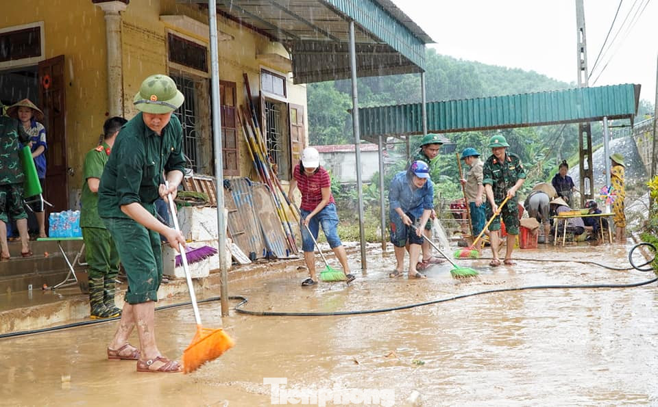 Cô Trần Thị Lệ, Hiệu trưởng nhà trường cho biết: “Nước lũ lên rất nhanh. Khi chúng tôi nhận được thông tin đã tức tốc lên trường nhưng mọi ngả đường đều không đi được. Hiện, giáo viên nhà trường đang cùng với các lực lượng chức năng dọn dẹp vệ sinh trường lớp để các em sớm được quay trở lại trường. Còn lại sách vở và đồ dùng học tập như ti vi, loa kéo và một số thiết bị điện tử khác thì chưa có phương án giải quyết”.