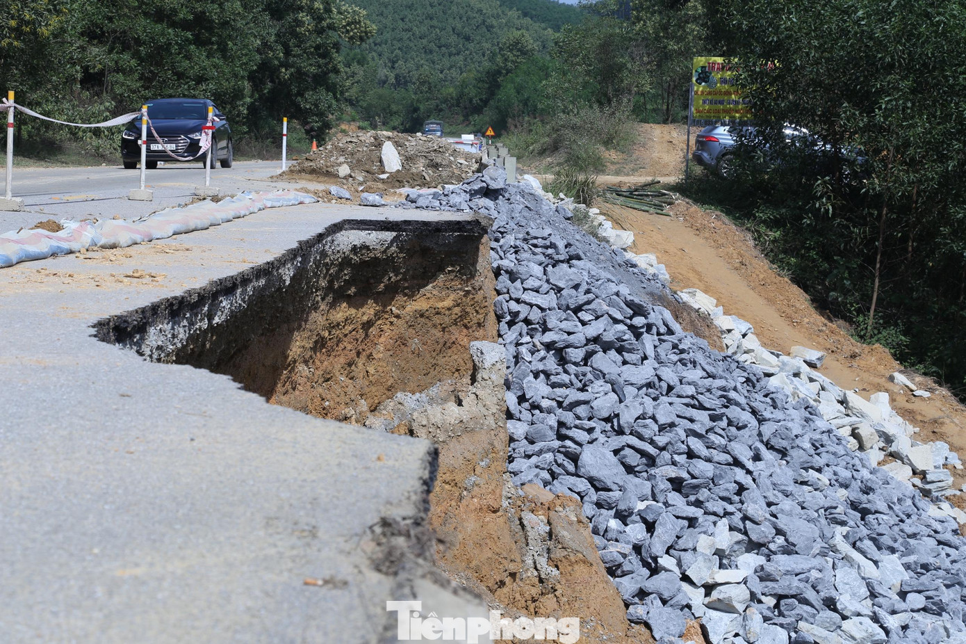 Cụ thể, tại km 749 + 850, điểm sạt lở dài gần 50m, sâu khoảng 18 – 20m; còn tại km 750 + 070, điểm sạt lở dài gần 60m, sâu 18 - 20m, tạo hàm ếch rất nguy hiểm. Hai điểm sạt lở cách nhau khoảng 100m.