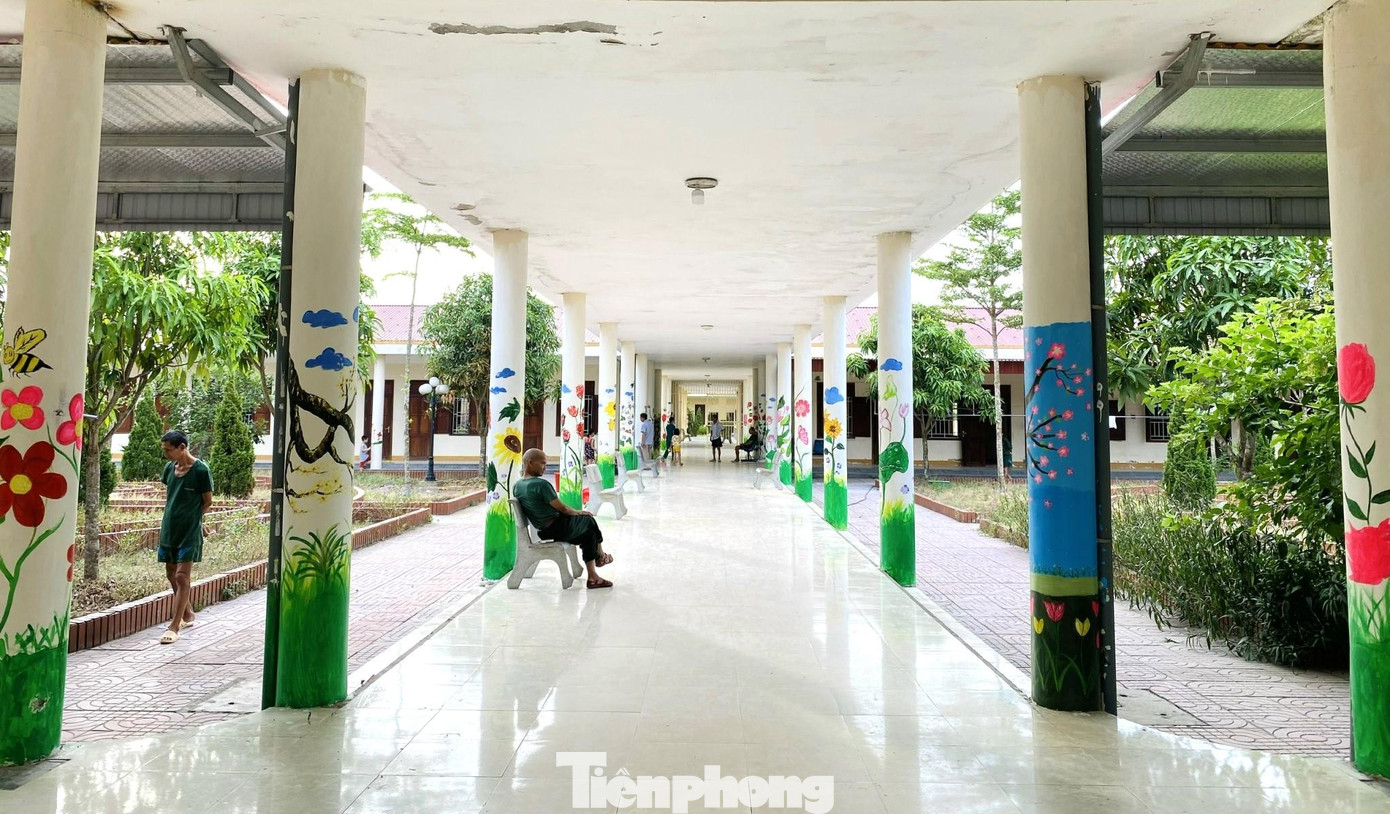 Nhân dịp này, Huyện Đoàn Nghi Lộc đã trao tặng quà cho tập thể cán bộ, công nhân viên và các bác thương bệnh binh đang điều trị tại Khu Điều dưỡng Thương binh Tâm thần kinh Nghệ An.