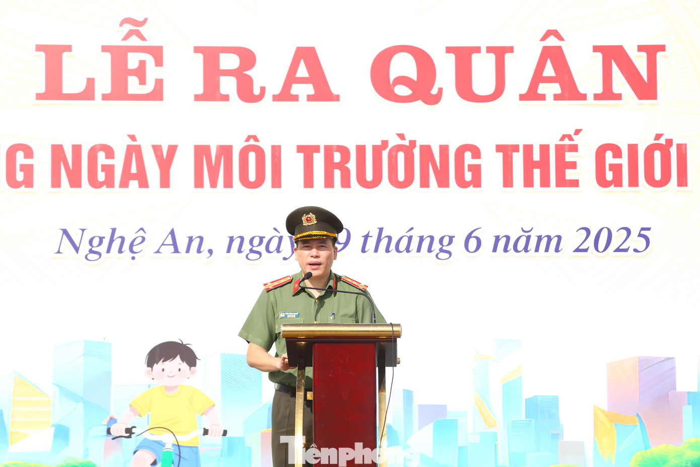 Phát biểu tại lễ ra quân, Đại tá Trần Hồng Quang – Phó Giám đốc Công an tỉnh Nghệ An nhấn mạnh: “Đây là hoạt động rất ý nghĩa nhằm nâng cao nhận thức cho cán bộ, đảng viên, đoàn viên, thanh thiếu niên và người dân về môi trường, nhiệm vụ bảo vệ môi trường, qua đó cùng chung tay bảo vệ môi trường, hạn chế tác động tiêu cực của biến đổi khí hậu; kêu gọi toàn thể mọi người cùng chung tay phòng ngừa, đấu tranh ngăn chặn các hành vi vi phạm pháp luật và tội phạm liên quan đến môi trường, góp phần bảo vệ sự bình yên, sức khỏe và hạnh phúc của nhân dân”. Phó Giám đốc Công an tỉnh Nghệ An đề nghị thủ trưởng các đơn vị chỉ đạo, tổ chức các hoạt động thiết thực, hiệu quả. Trong đó, trọng tâm là tổ chức lễ phát động, mít tinh và diễn đàn cộng đồng, diễn đàn thanh niên về bảo vệ môi trường, lồng ghép triển lãm sản phẩm tái chế, mô hình kinh tế tuần hoàn, giải pháp công nghệ xanh... Phát động các mô hình thu hồi - tái chế - tái sử dụng nhựa dùng một lần; lựa chọn mô hình tiêu biểu để tổng kết - biểu dương - nhân rộng. Triển khai hoạt động truyền thông trực quan, đồng loạt treo pano, băng rôn, áp phích tại cơ quan, đơn vị với thông điệp hưởng ứng Ngày Môi trường thế giới 2025.