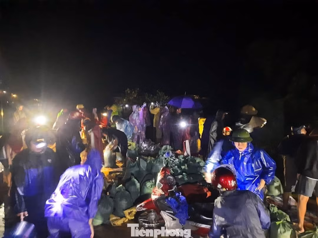 Trong đêm, chính quyền địa phương cũng đã cử lực lượng ứng phó, sẵn sàng hỗ trợ người dân di dời người và tài sản đến nơi an toàn.