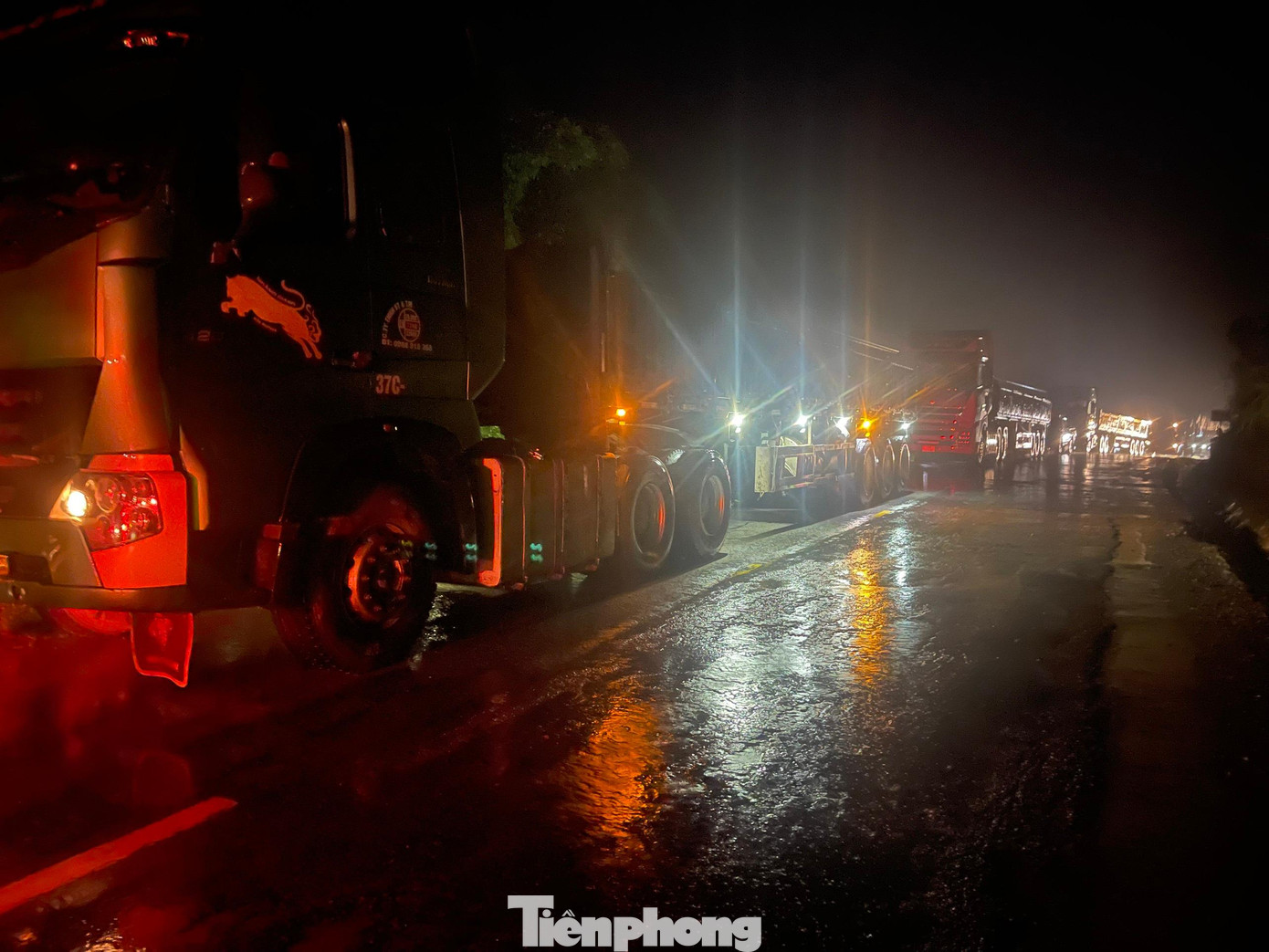 Tại Km110+850 trên tuyến Quốc lộ 7 đi qua bản Boong, xã Lạng Khê (Con Cuông) liên tiếp xảy ra tình trạng sạt lở đất đá với khối lượng lớn dẫn đến ách tắc giao thông nhiều giờ. Do khối lượng đất đá quá lớn, để đảm bảo an toàn cho người và tài sản, Hạt quản lý đường bộ huyện Con Cuông đã thông báo đóng đường để xử lý.