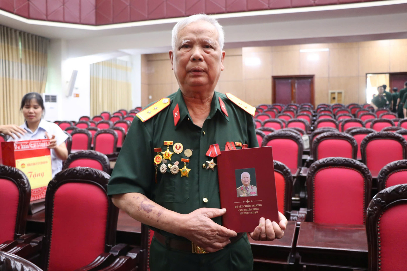 Cựu chiến binh Lê Đức Thuận nhận lại kỷ vật thời chiến