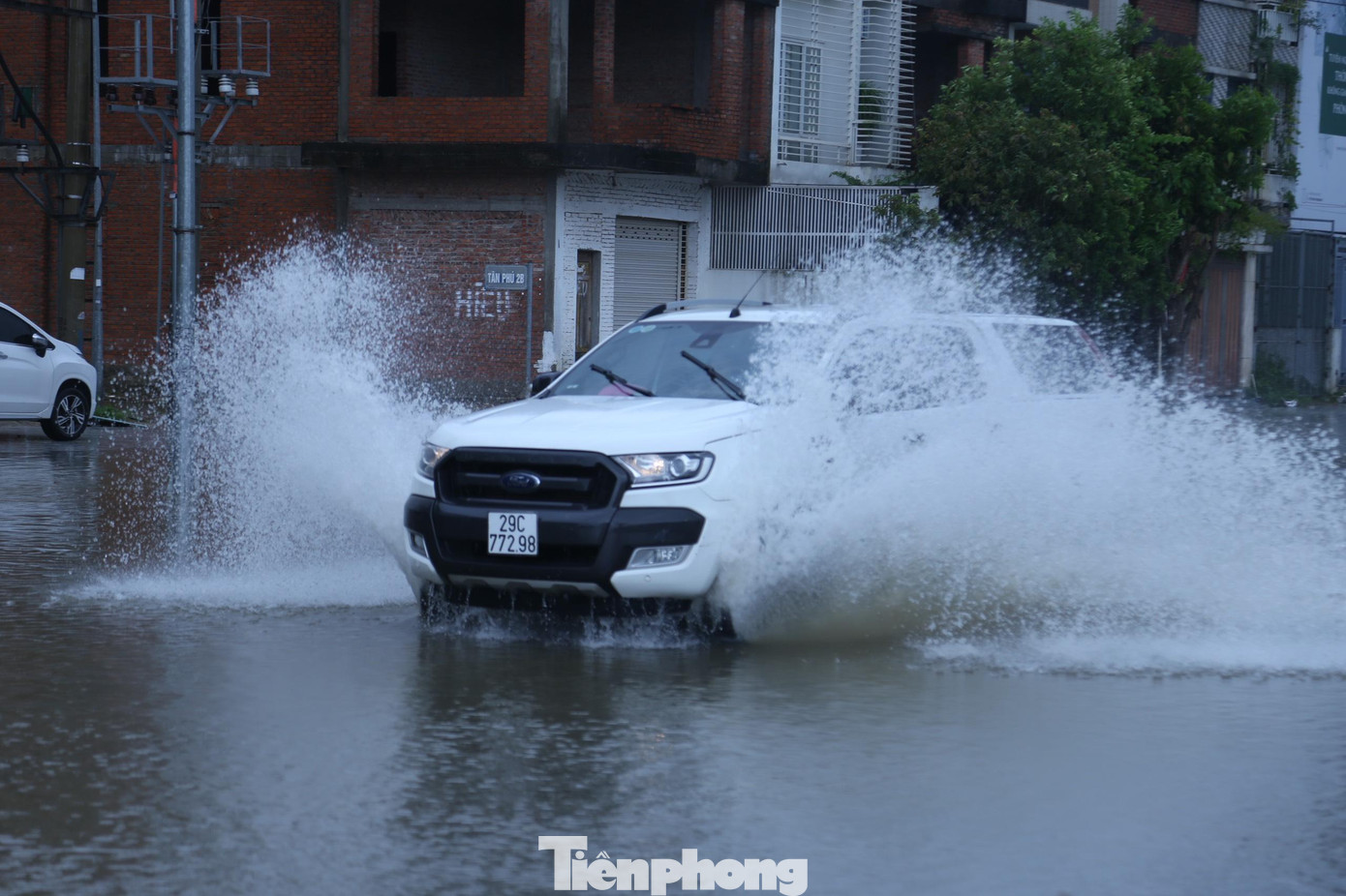 72m là tuyến đường bị ngập nặng nhất. Việc di chuyển của người dân qua tuyến đường này gặp nhiều khó khăn.
