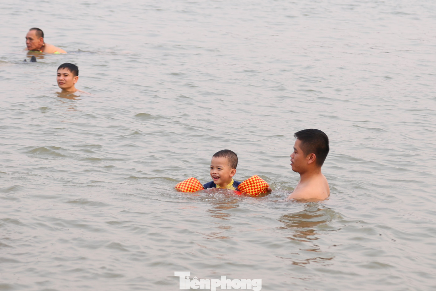 Em nhỏ thích thú được bố tập bơi