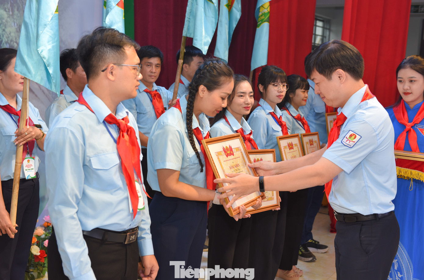 Anh Lê Hải Long – Uỷ viên Ban Thường vụ, Trưởng Ban Công tác Thiếu nhi T.Ư Đoàn, Phó Chủ tịch Thường trực Hội đồng Đội T.Ư trao Bằng khen của T.Ư Đoàn cho các trại sinh có thành tích xuất sắc tiêu biểu Anh Lê Hải Long – Uỷ viên Ban Thường vụ, Trưởng Ban Công tác Thiếu nhi T.Ư Đoàn, Phó Chủ tịch Thường trực Hội đồng Đội T.Ư trao Bằng khen của T.Ư Đoàn cho các trại sinh có thành tích xuất sắc tiêu biểu