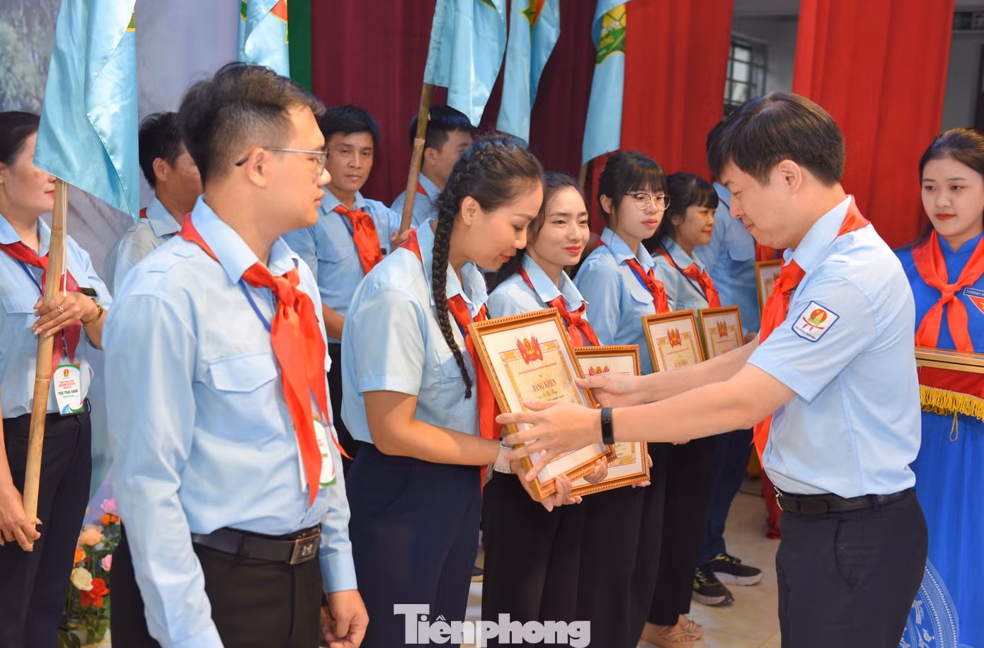 Anh Lê Hải Long – Uỷ viên Ban Thường vụ, Trưởng Ban Công tác Thiếu nhi T.Ư Đoàn, Phó Chủ tịch Thường trực Hội đồng Đội T.Ư trao Bằng khen của T.Ư Đoàn cho các trại sinh có thành tích xuất sắc tiêu biểu Anh Lê Hải Long – Uỷ viên Ban Thường vụ, Trưởng Ban Công tác Thiếu nhi T.Ư Đoàn, Phó Chủ tịch Thường trực Hội đồng Đội T.Ư trao Bằng khen của T.Ư Đoàn cho các trại sinh có thành tích xuất sắc tiêu biểu
