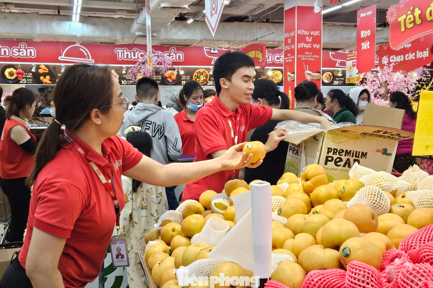 Nhân viên siêu thị liên tục bổ sung hàng hóa lên kệ hàng đáp ứng nhu cầu mua sắm của người tiêu dùng trước Tết Nguyên Đán.