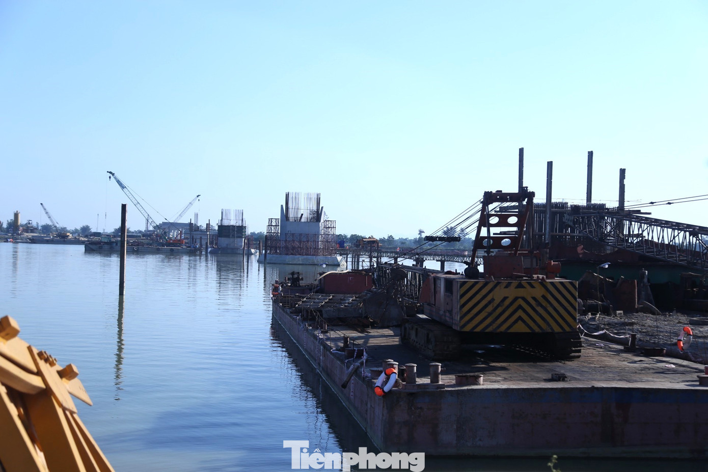 Đến nay, phần cầu dẫn trên cạn đã cơ bản hoàn thành khoảng 60% các mố, trụ, các nhà thầu đang thi công hoàn thiện các trụ còn lại. Đồng thời đẩy nhanh thi công đúc dầm Super T BTCT-L=40m của phần kết cấu trên.