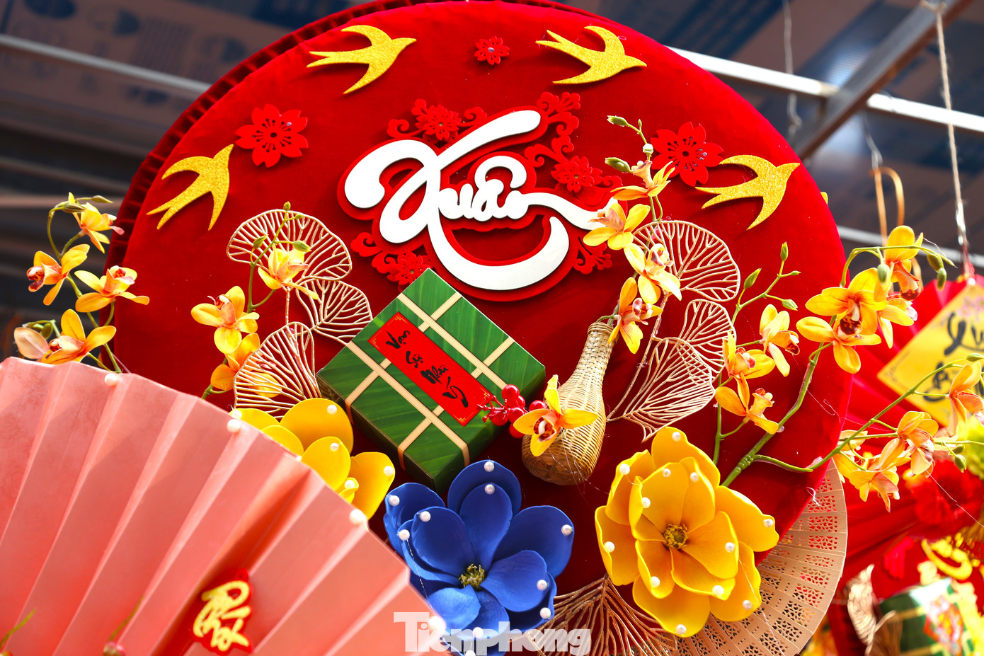 Mặt hàng phong phú, đa dạng, trong đó các set đồ trang trí Tết đắt khách.