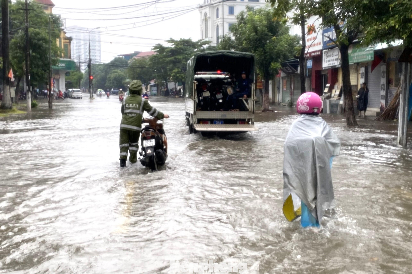 Đội Cảnh sát giao thông - Trật tự TP Vinh điều xe chuyên dụng đến các điểm bị ngập nặng, hỗ trợ người dân di chuyển phương tiện qua vùng ngập sâu Đội Cảnh sát giao thông - Trật tự TP Vinh điều xe chuyên dụng đến các điểm bị ngập nặng, hỗ trợ người dân di chuyển phương tiện qua vùng ngập sâu