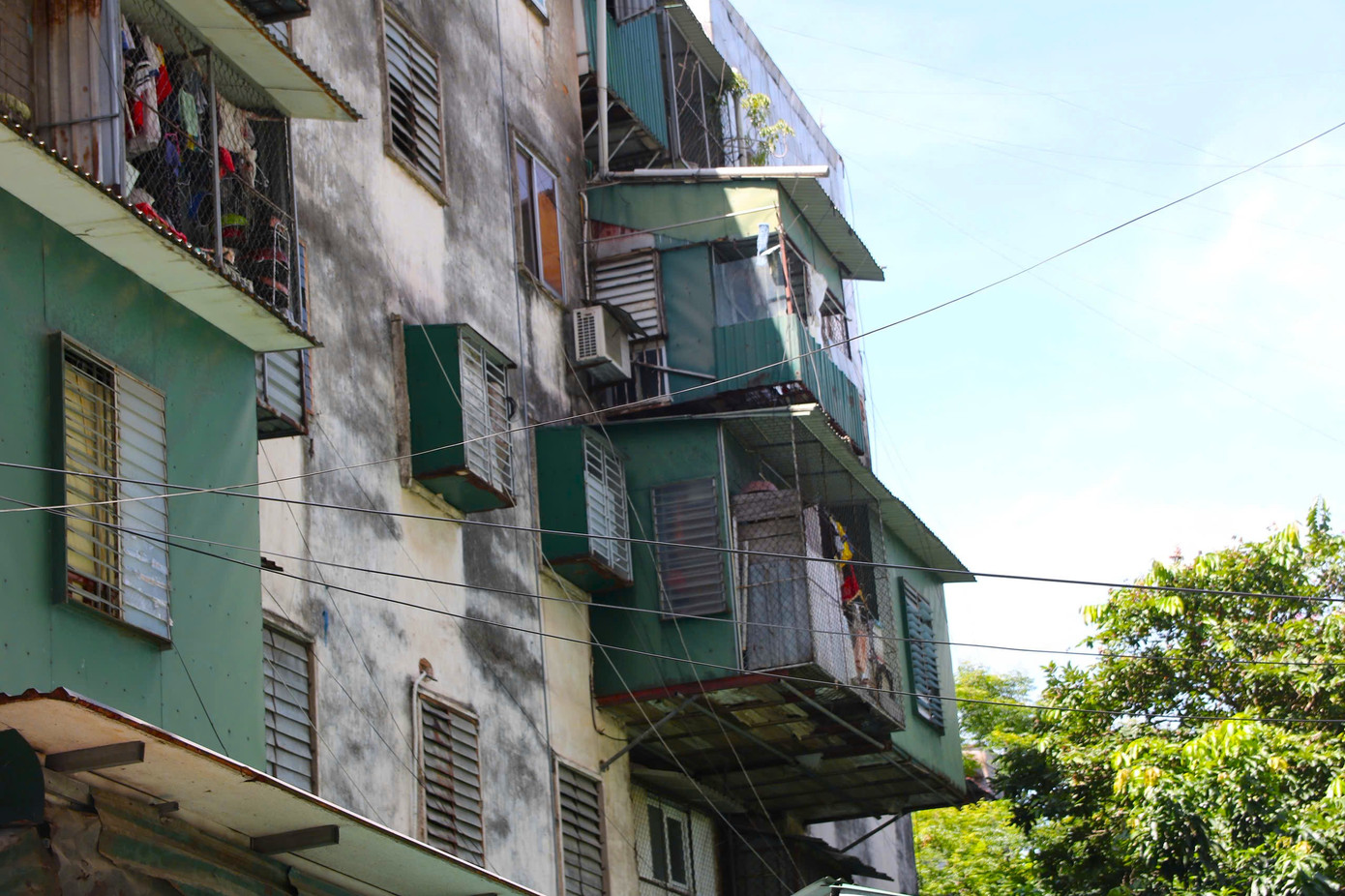 Những chiếc “chuồng cọp” nằm lơ lửng không có điểm tựa rất nguy hiểm.