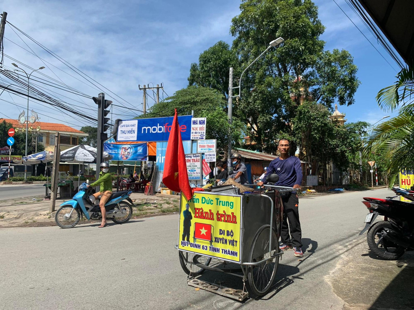 Trần Đức Trung cùng chiếc xe hút đinh