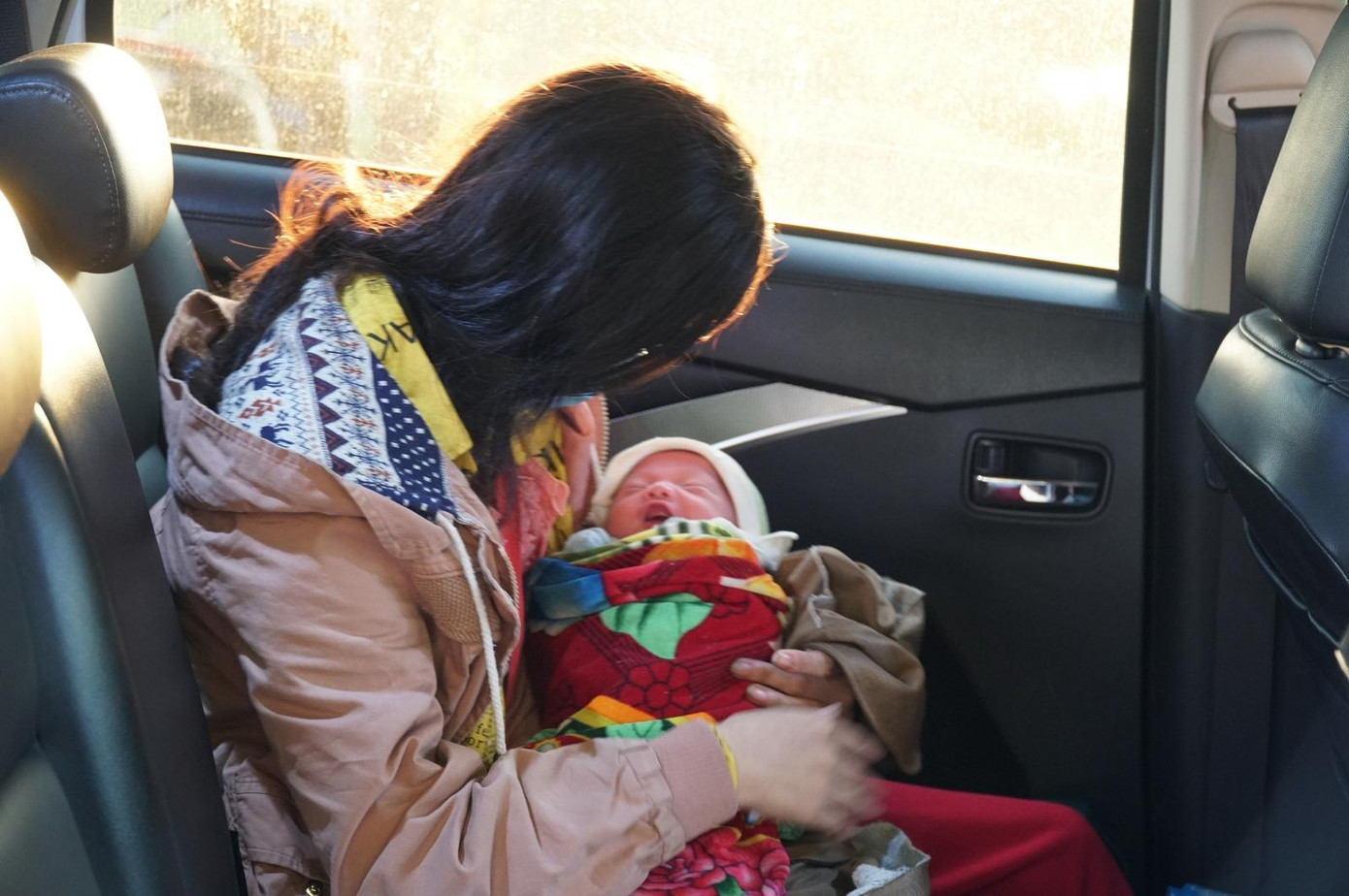 Bé trai 9 ngày tuổi cùng bố mẹ chạy xe máy vượt ngàn cây số về quê tránh dịch