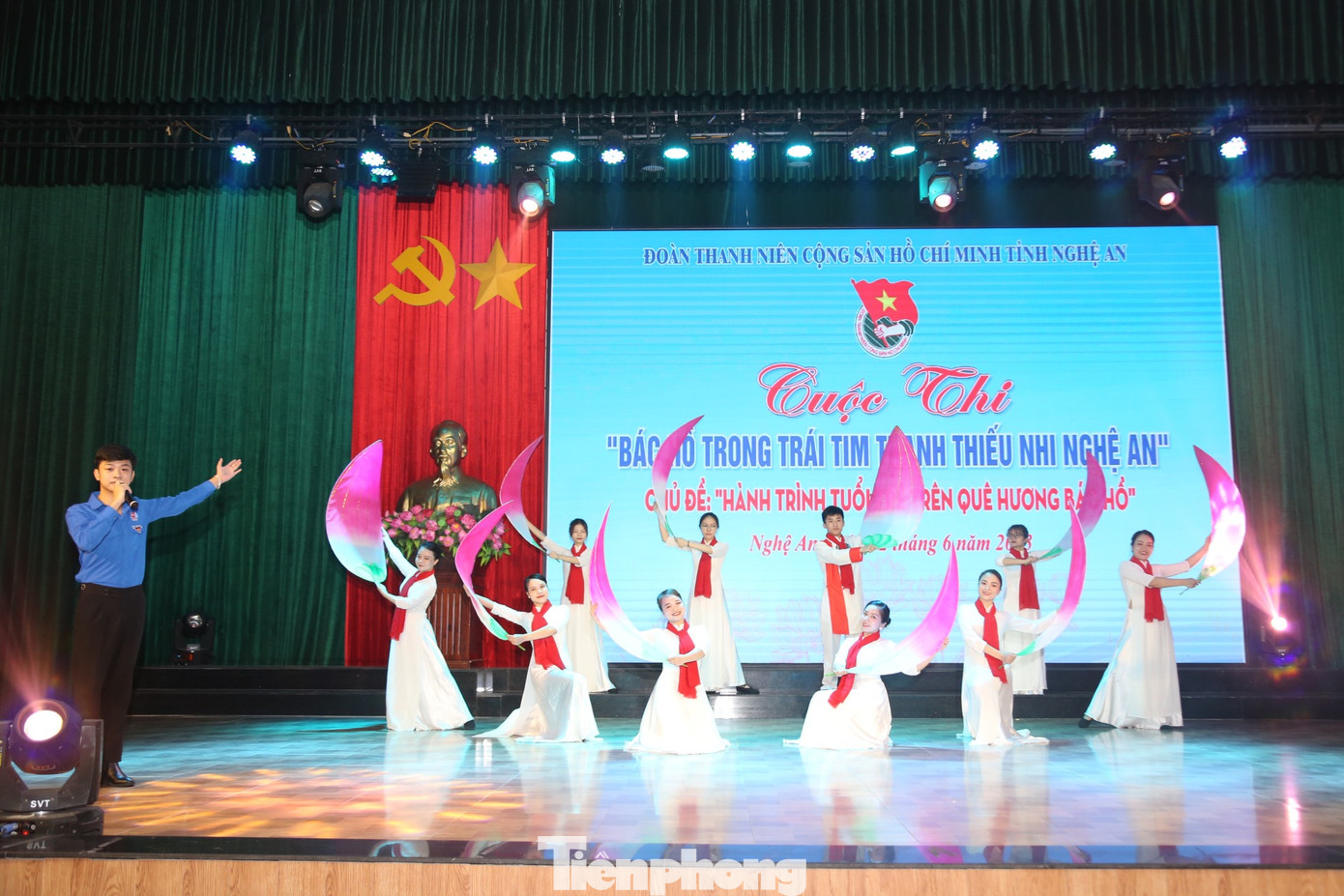 Sáng 2/6, Ban thường vụ Tỉnh Đoàn Nghệ An tổ chức cuộc thi Bác Hồ trong trái tim thanh thiếu nhi Nghệ An năm 2023 với chủ đề “Hành trình thanh niên trên quê hương Bác”. Chương trình nhằm hướng tới 75 năm Ngày Chủ tịch Hồ Chí Minh ra Lời kêu gọi thi đua ái quốc (11/6/1948 - 11/6/2023) và 112 năm Ngày Bác Hồ ra đi tìm đường cứu nước (05/6/1911 - 05/06/2023), góp phần đẩy mạnh việc thực hiện Kết luận số 01-KL/TW ngày 18/5/2021 của Bộ Chính trị về tiếp tục thực hiện Chỉ thị số 05-CT/TW ngày 15/5/2016 của Bộ Chính trị khóa XII về “Đẩy mạnh học tập và làm theo tư tưởng, đạo đức, phong cách Hồ Chí Minh”. Ảnh: TH Sáng 2/6, Ban thường vụ Tỉnh Đoàn Nghệ An tổ chức cuộc thi Bác Hồ trong trái tim thanh thiếu nhi Nghệ An năm 2023 với chủ đề “Hành trình thanh niên trên quê hương Bác”. Chương trình nhằm hướng tới 75 năm Ngày Chủ tịch Hồ Chí Minh ra Lời kêu gọi thi đua ái quốc (11/6/1948 - 11/6/2023) và 112 năm Ngày Bác Hồ ra đi tìm đường cứu nước (05/6/1911 - 05/06/2023), góp phần đẩy mạnh việc thực hiện Kết luận số 01-KL/TW ngày 18/5/2021 của Bộ Chính trị về tiếp tục thực hiện Chỉ thị số 05-CT/TW ngày 15/5/2016 của Bộ Chính trị khóa XII về “Đẩy mạnh học tập và làm theo tư tưởng, đạo đức, phong cách Hồ Chí Minh”. Ảnh: TH