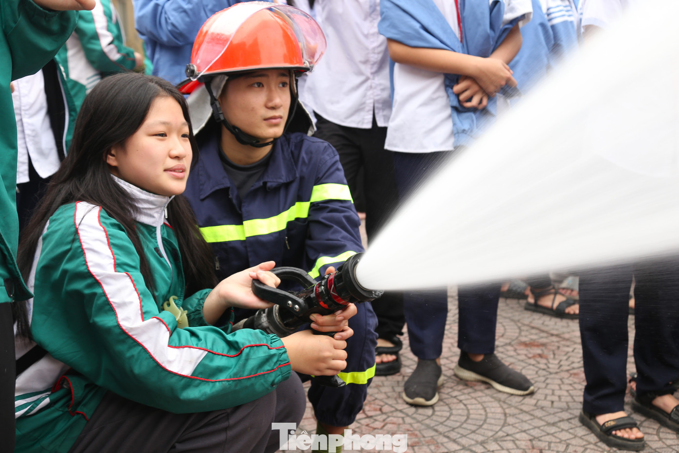 Em Nguyễn Linh Chi (học sinh trường THCS Hồng Sơn, TP Vinh) chia sẻ: “Chương trình hôm nay rất bổ ích. Chúng em không chỉ được truyền tải các kiến thức cơ bản về chữa cháy mà còn được học cách thoát hiểm, các kỹ năng xử lý sự cố hỏa hoạn xảy ra. Đặc biệt, mọi người đều thích thú với sự xuất hiện của robot chữa cháy điều khiển từ xa”.