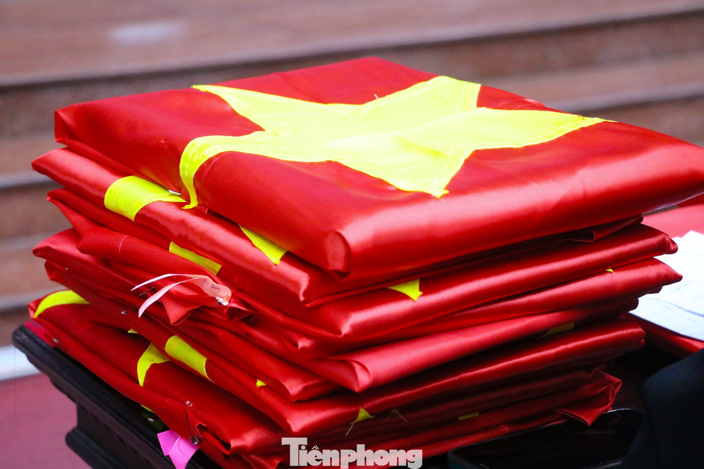 Những tấm ảnh liệt sĩ được bọc trang trọng trong lá cờ Tổ quốc.