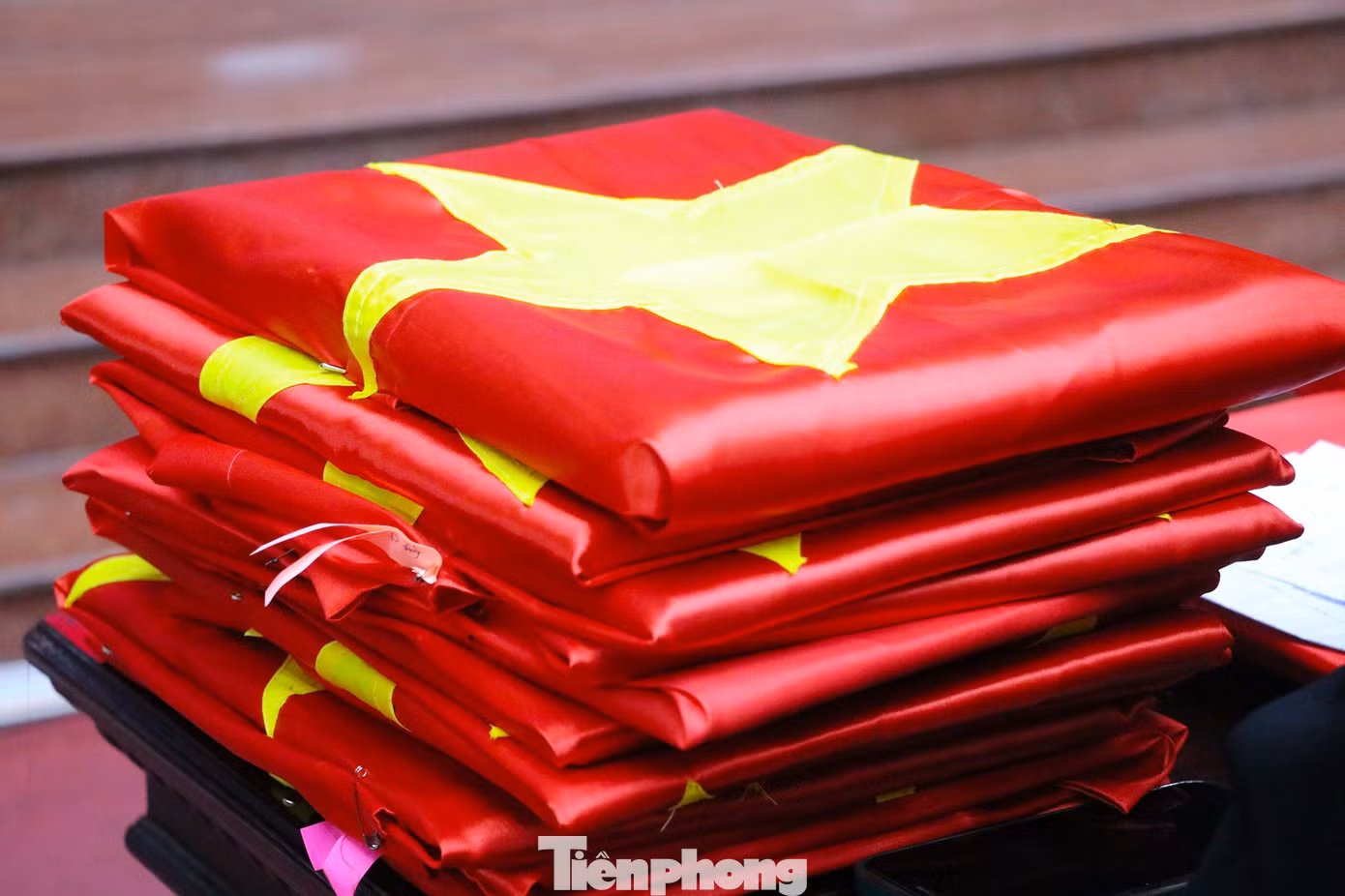 Những tấm ảnh liệt sĩ được bọc trang trọng trong lá cờ Tổ quốc. Những tấm ảnh liệt sĩ được bọc trang trọng trong lá cờ Tổ quốc.