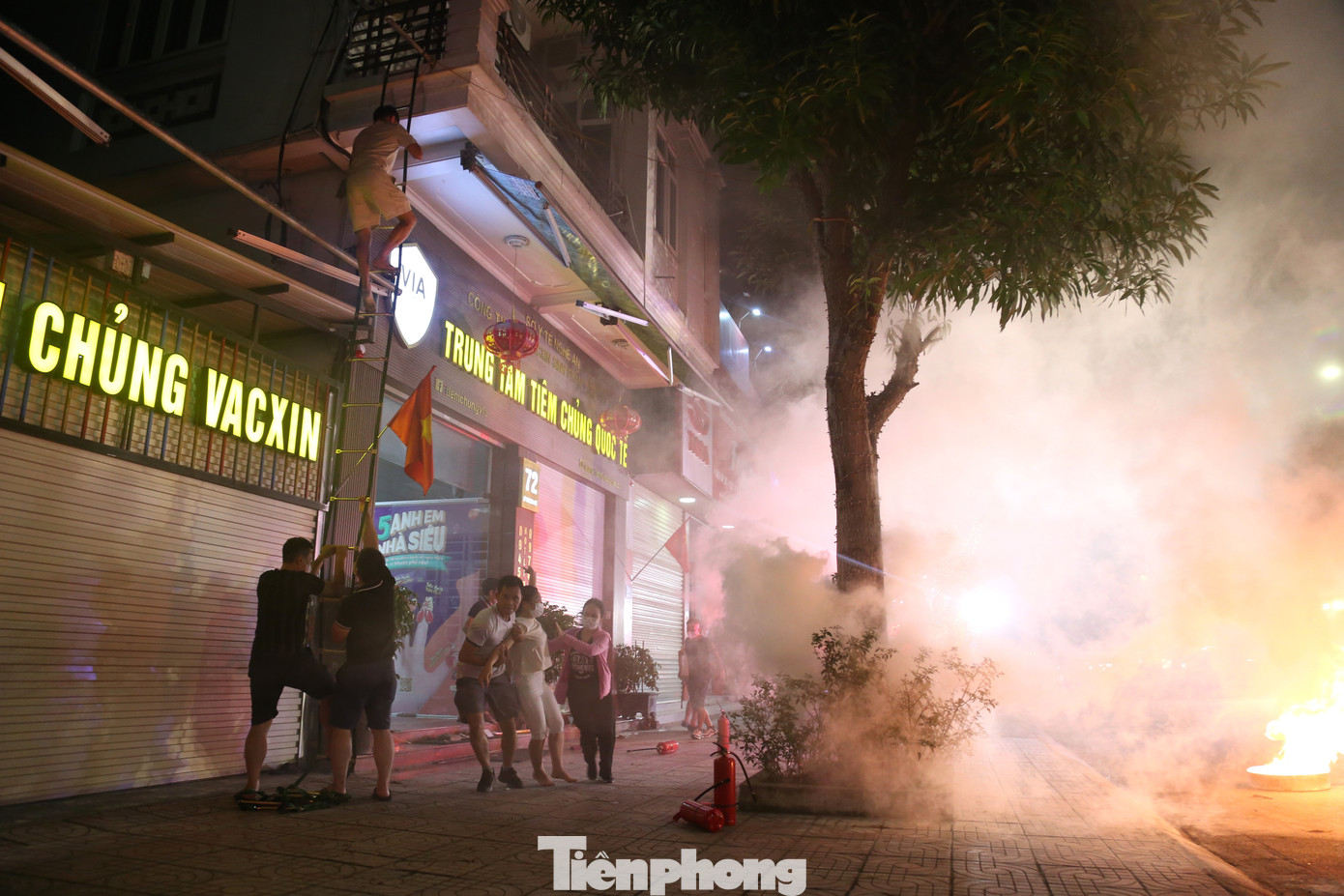 Khi nghe tiếng hô “cháy” của vợ, ông An ra hành lang thấy khói nên đã hoảng loạn chạy ra ban công tầng 2 tìm cách thoát nạn. Phát hiện nhà số 72 bị cháy, có người mắc kẹt, anh Sơn (hàng xóm) đã lấy búa tạ, xà beng đến phá cửa đưa bà Huệ thoát ra ngoài.