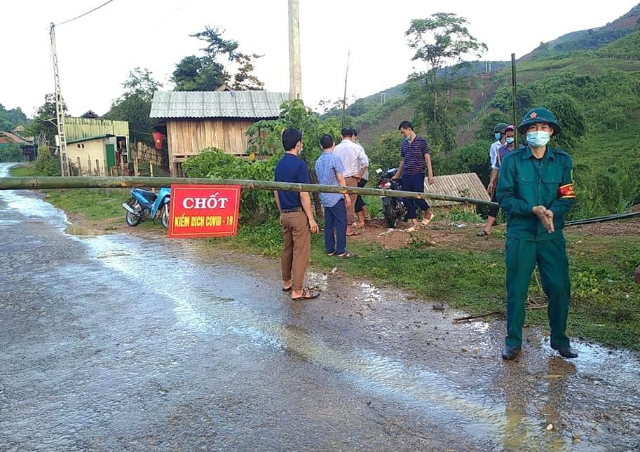 Chiều tối 17/7, bản La Ngan, xã Chiêu Lưu, huyện biên giới Kỳ Sơn, Nghệ An xuất hiện 2 ca nhiễm COVID-19, là trường hợp mẹ chồng và con dâu. Cả hai đều là F1 của bệnh nhân ở bản Chăm Puông (xã Lượng Minh, huyện Tương Dương), được cách ly tập trung từ ngày 16/7. Đây là 2 ca nhiễm COVID-19 đầu tiên trên địa bàn huyện Kỳ Sơn.
