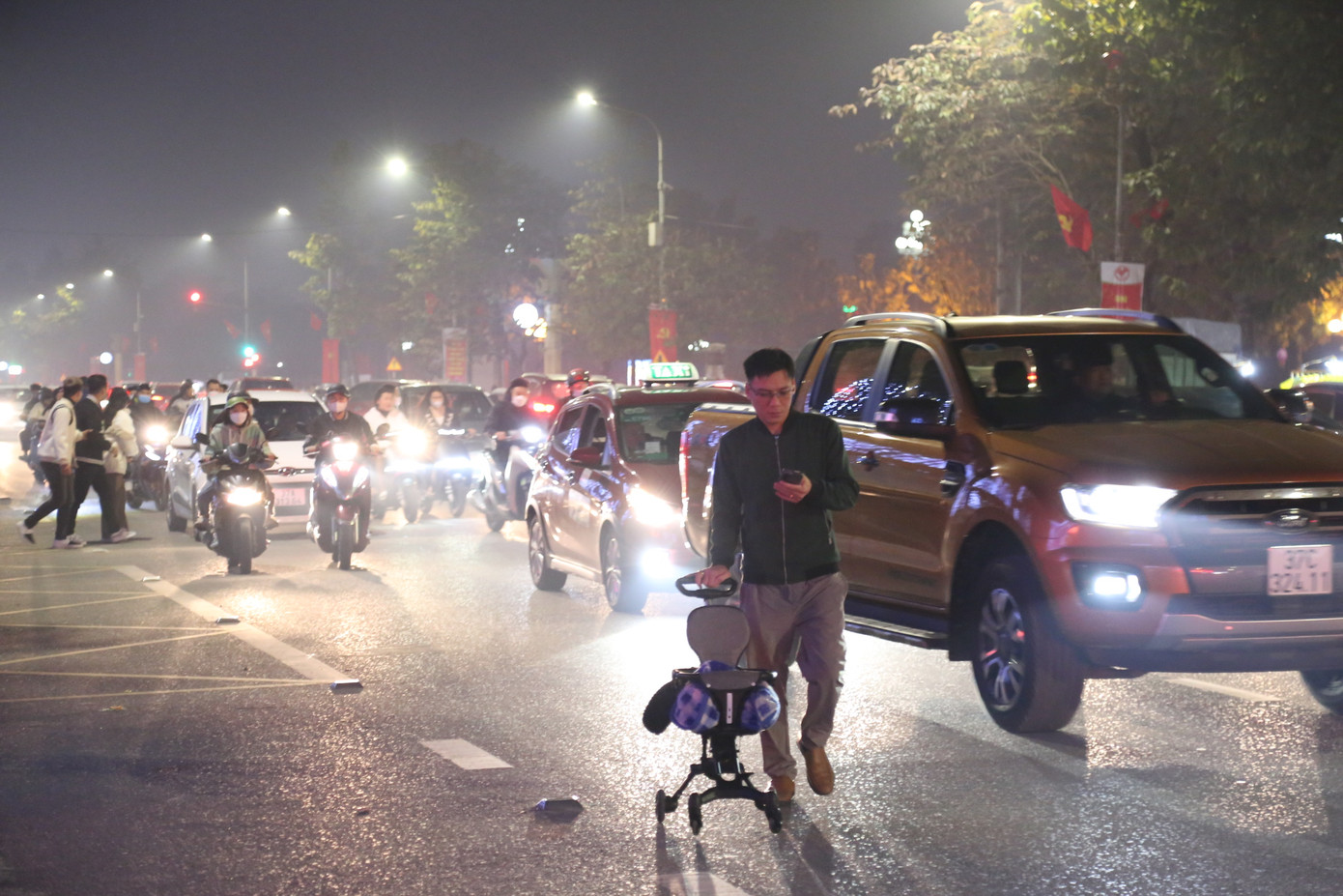 Dòng người đổ về Quảng trường Hồ Chí Minh. Ảnh: Thu Hiền