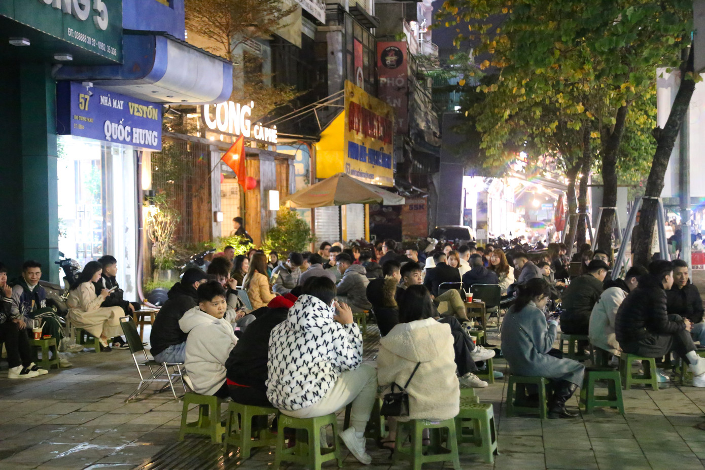 Các quán cà phê chật kín người. Các quán cà phê chật kín người.