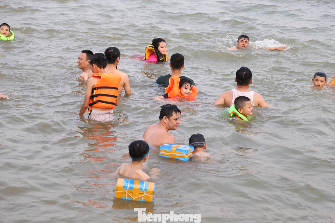 Một khúc sông Lam náo nhiệt khi chiều về.