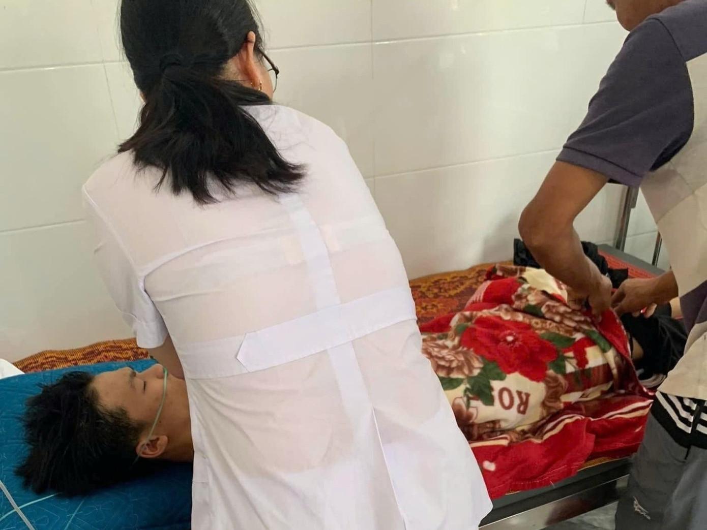 Các bác sĩ cấp cứu cho nam sinh bị điện giật Các bác sĩ cấp cứu cho nam sinh bị điện giật