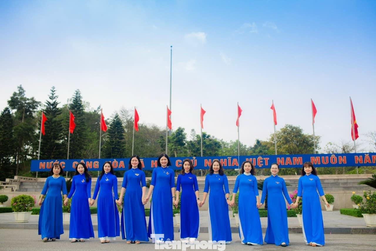 Thiết thực kỷ niệm 112 năm Ngày Quốc tế phụ nữ (08/3/1910 – 08/3/2022), hưởng ứng “Tuần lễ áo dài” do Trung ương Hội Liên hiệp Phụ nữ Việt Nam phát động, trong những ngày qua, nữ cán bộ Đoàn, đoàn viên thanh niên trên địa bàn tỉnh Nghệ An đã đồng loạt triển khai hưởng ứng Tuần lễ áo dài vô cùng tích cực với không khí hào hứng, phấn khởi, vui tươi tại nơi công tác, học tập, sinh sống.