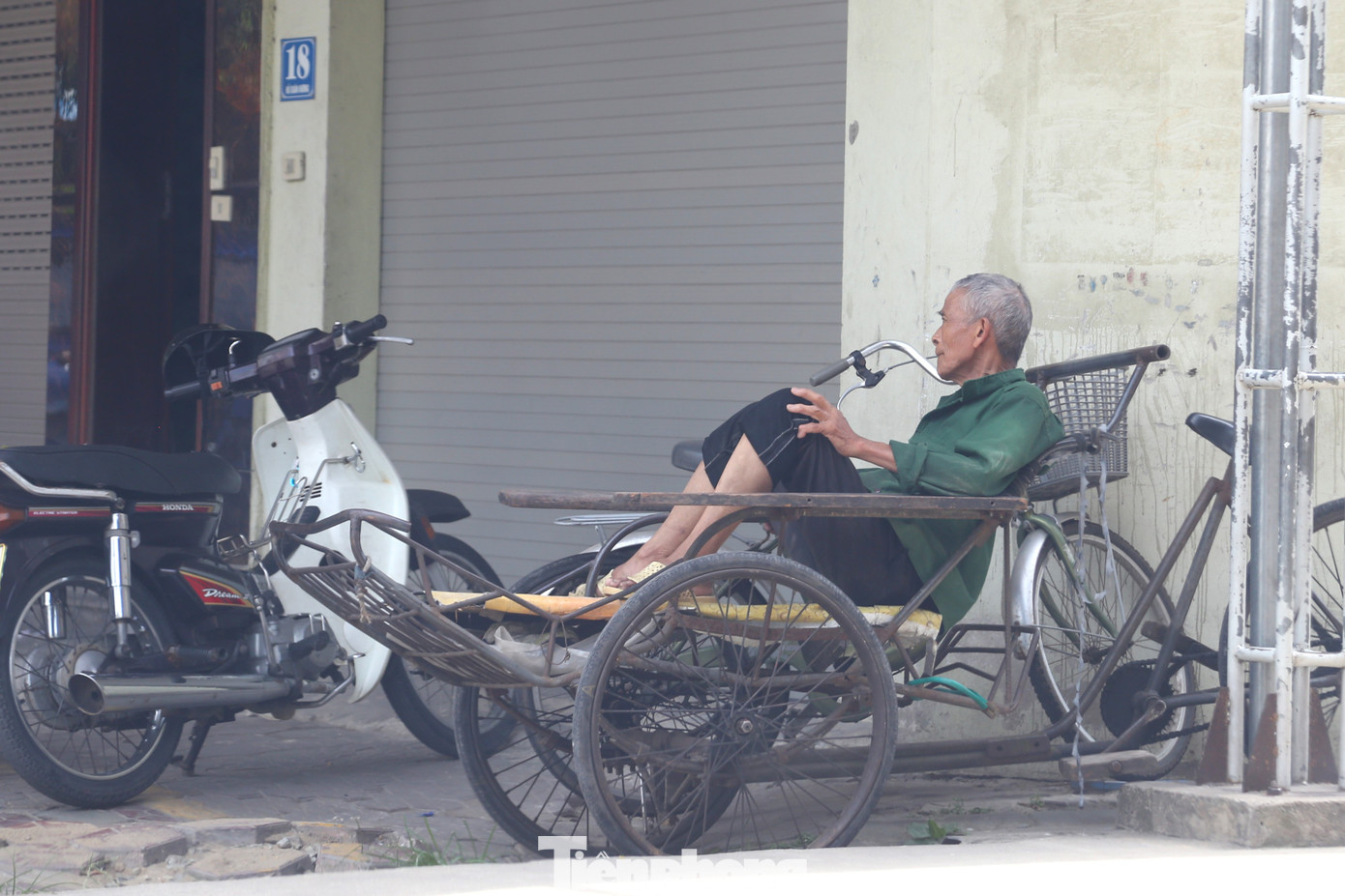 Người lao động mệt lả, bị vắt kiệt sức trong nắng nóng gay gắt đầu mùa.