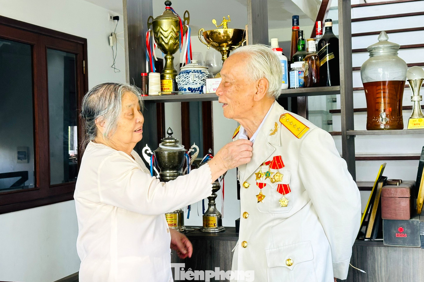 Tình yêu của ông Thanh, bà Lan ươm mầm, nảy nở từ trong bom đạn đến những năm tháng hòa bình.