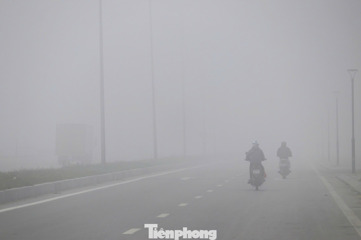 Các phương tiện di chuyển trên Đại lộ Vinh - Cửa Lò phải giảm tốc độ để đảm bảo an toàn.