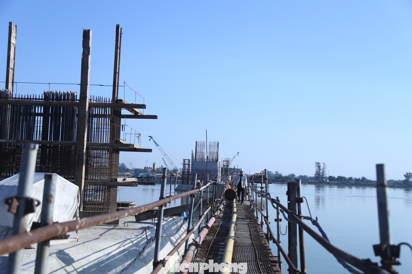 Để thuận tiện ra thi công giữa dòng, đơn vị thi công làm cầu tạm ra giữa sông.