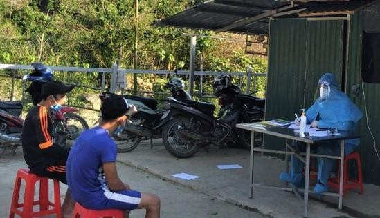 Đồn Biên phòng cửa khẩu quốc tế Nậm Cắn điều tra, xác minh hành vi nhập cảnh trái phép của 2 đối tượng.