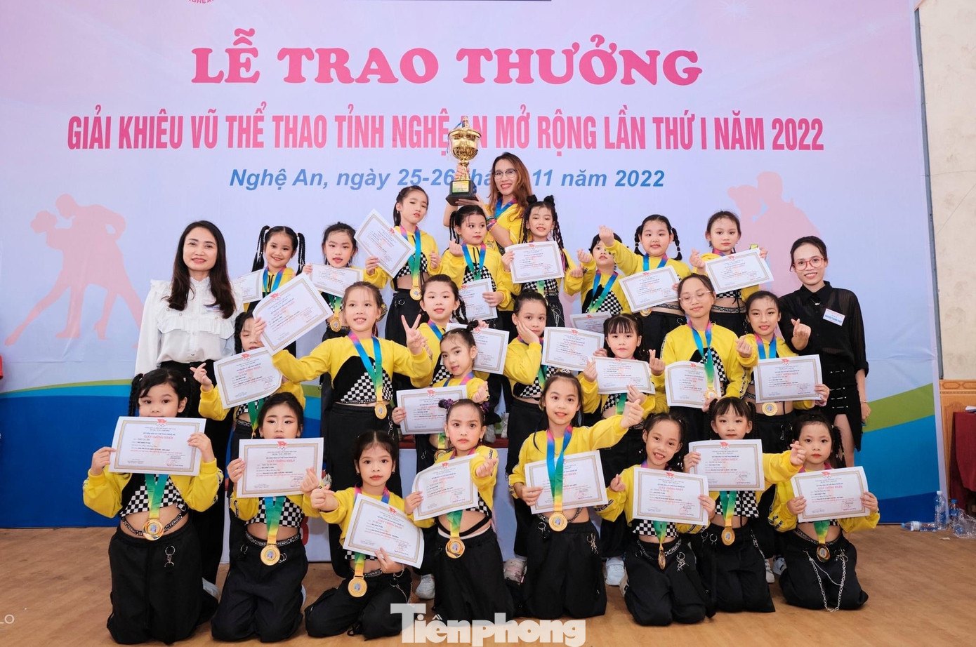 Không chỉ có niềm đam mê với sách, Phương Uyên còn thích nhảy, khiêu vũ, chơi bóng rổ, dẫn chương trình,...