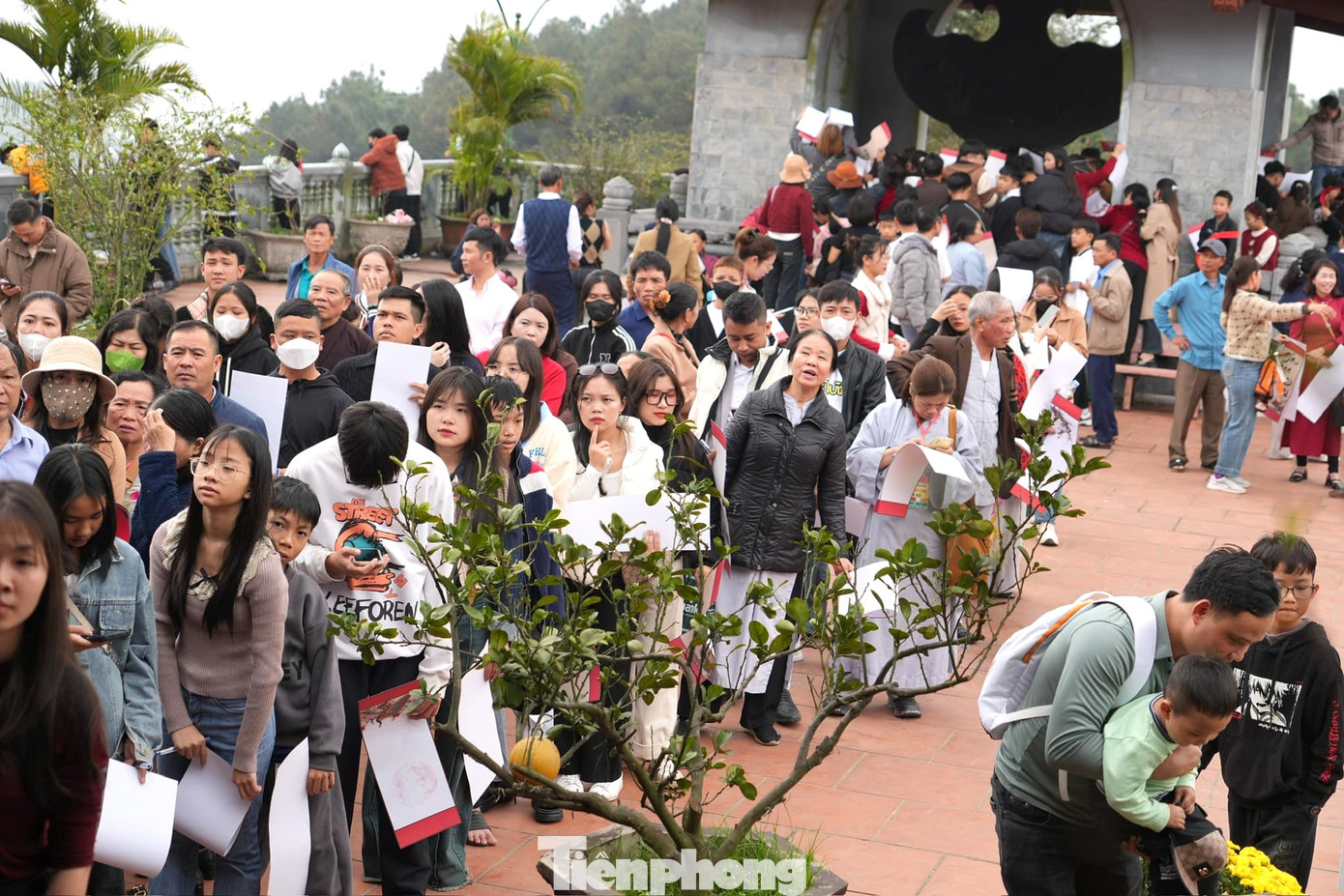 Nhiều bạn trẻ xếp hàng chờ đến lượt xin chữ.