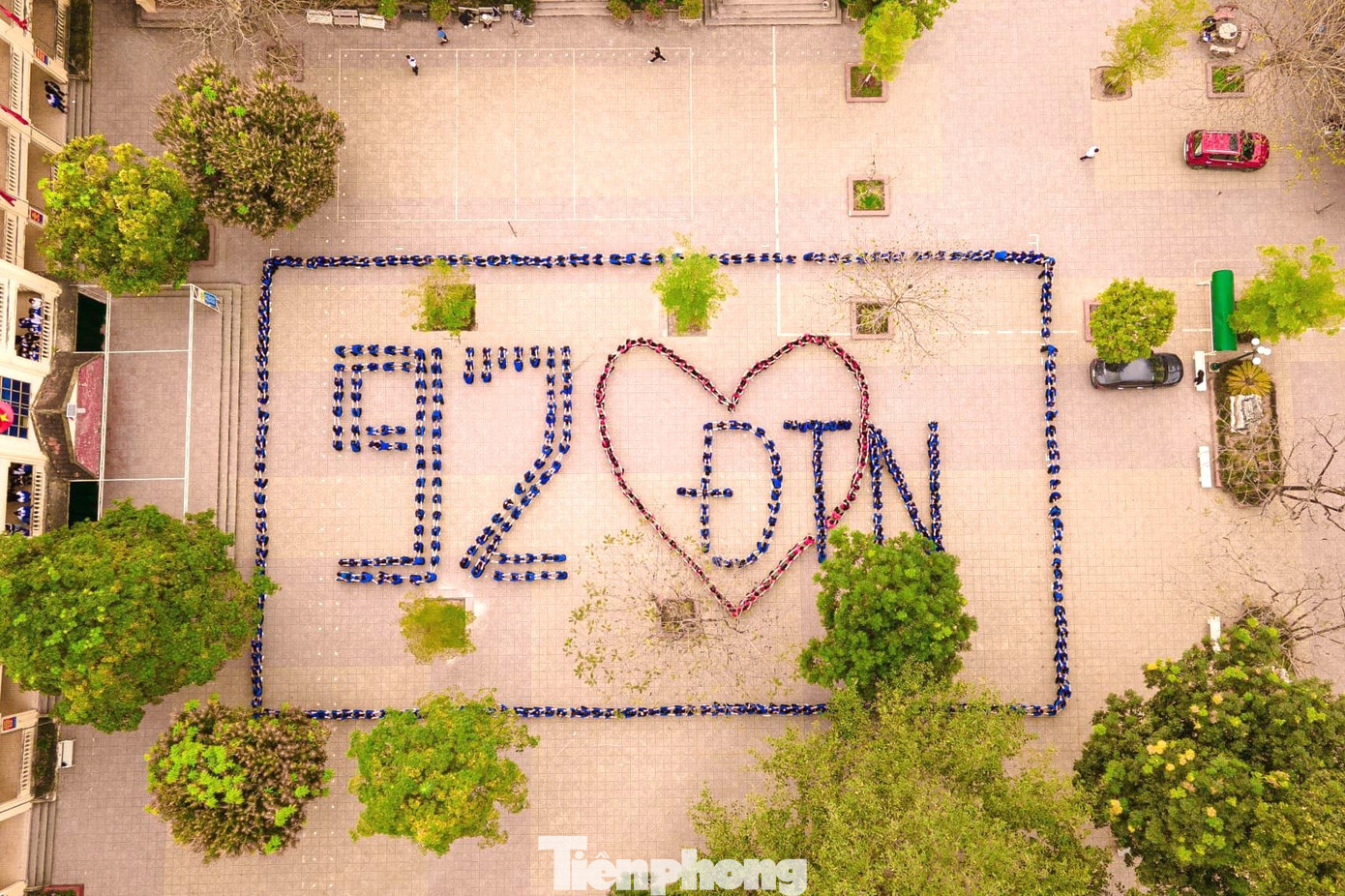 Đoàn viên thanh niên xếp hình chào mừng 92 năm ngày thành lập Đoàn. Đoàn viên thanh niên xếp hình chào mừng 92 năm ngày thành lập Đoàn.