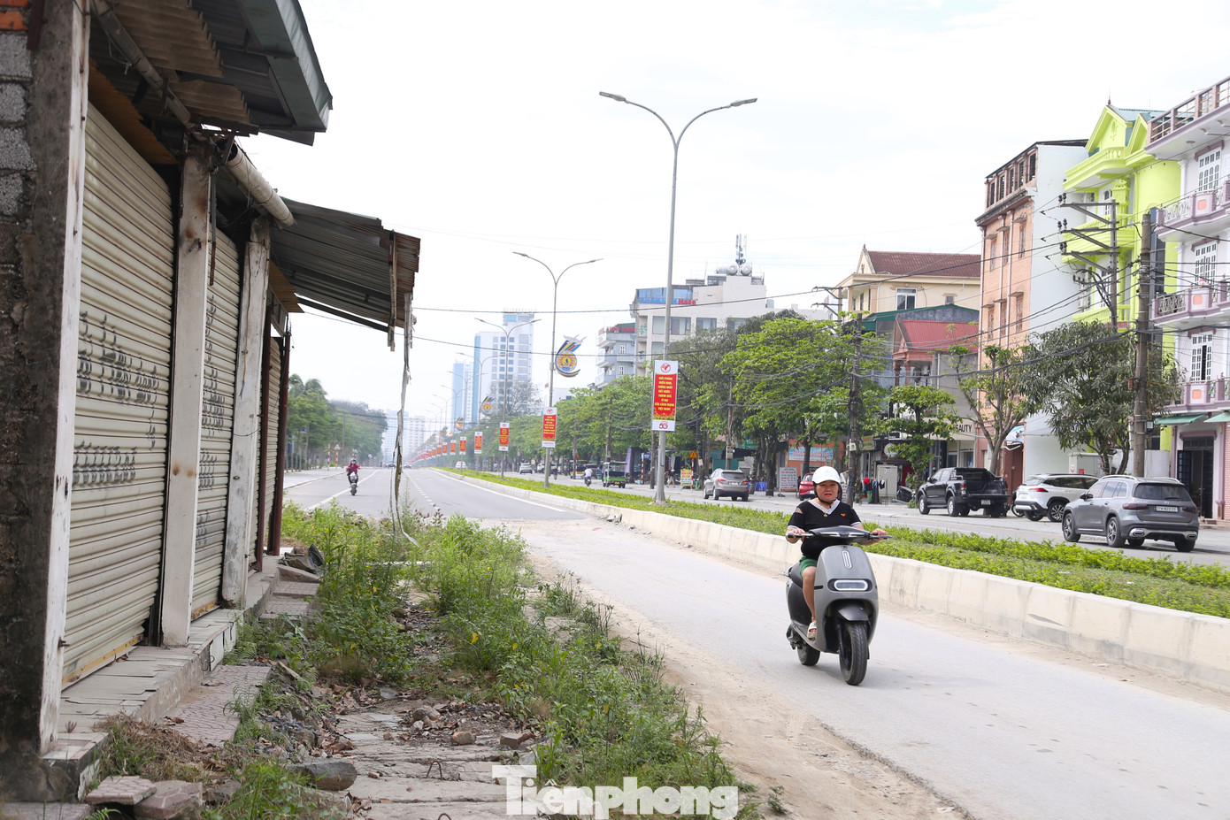 Ghi nhận của PV, tại vị trí này có ba thửa đất, cùng cửa hàng, ki ốt kinh doanh của người dân. Hiện, người dân không còn kinh doanh nhưng do chưa thống nhất được mức giá đền bù nên chưa di dời.