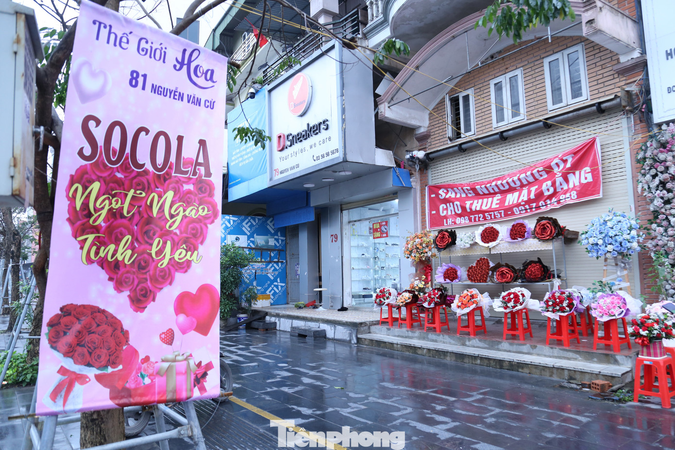 Dễ dàng bắt gặp hình ảnh những món quà, hoa tươi trên các tuyến đường ở TP Vinh sáng 14/2.