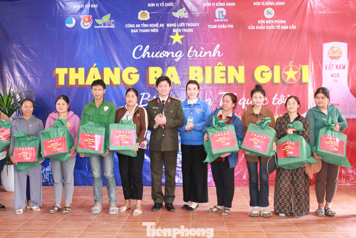 Tại chương trình, các đơn vị đã trao tặng nhiều công trình, phần việc thanh niên hỗ trợ người dân và thanh thiếu nhi có hoàn cảnh khó khăn trên địa bàn với tổng giá trị hơn 300 triệu đồng, cụ thể 1 “Phòng tin học cho em”, 300 túi quà an sinh, công trình “Thắp sáng đường biên”… Tại chương trình, các đơn vị đã trao tặng nhiều công trình, phần việc thanh niên hỗ trợ người dân và thanh thiếu nhi có hoàn cảnh khó khăn trên địa bàn với tổng giá trị hơn 300 triệu đồng, cụ thể 1 “Phòng tin học cho em”, 300 túi quà an sinh, công trình “Thắp sáng đường biên”…