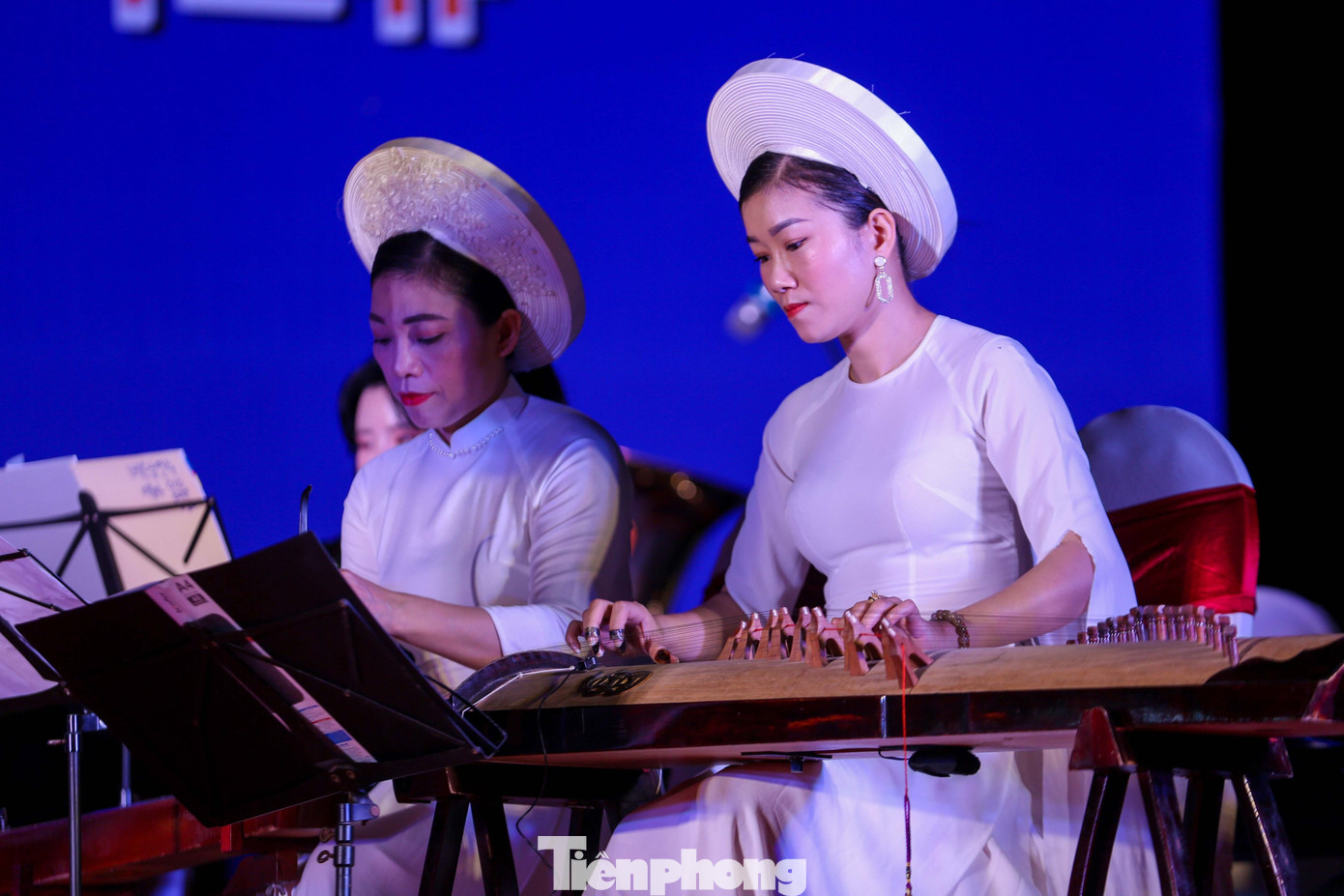 Các nghệ sĩ đến từ Trung tâm Nghệ thuật truyền thống tỉnh Nghệ An biểu diễn tại chương trình giao lưu.