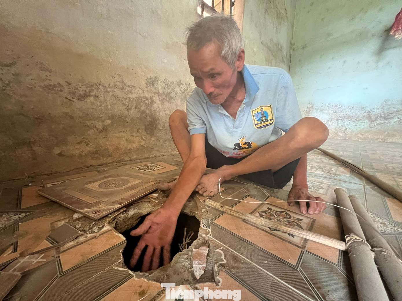 Hố tử thần liên tiếp xuất hiện trong nhà dân ở bản Na Hiêng Hố tử thần liên tiếp xuất hiện trong nhà dân ở bản Na Hiêng