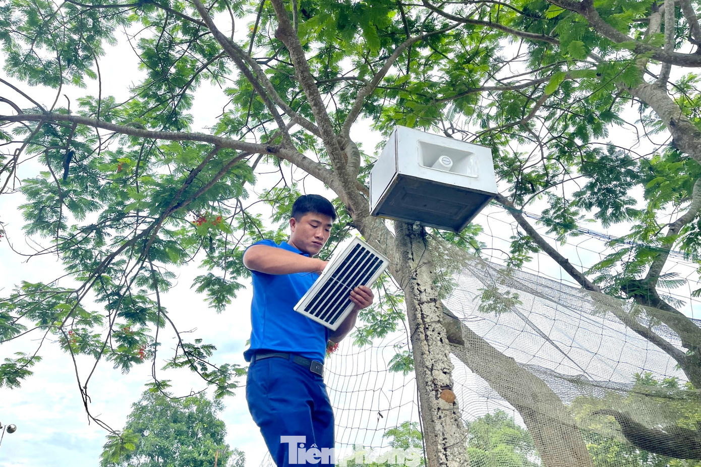 Công trình gồm loa phóng thanh tích hợp cổng USB, bình ắc quy và hệ thống điện năng lượng mặt trời.