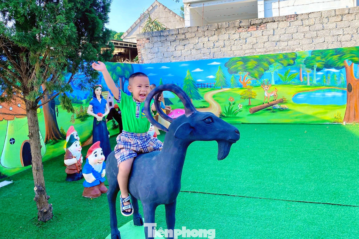 Các em nhỏ thích thú vui chơi.