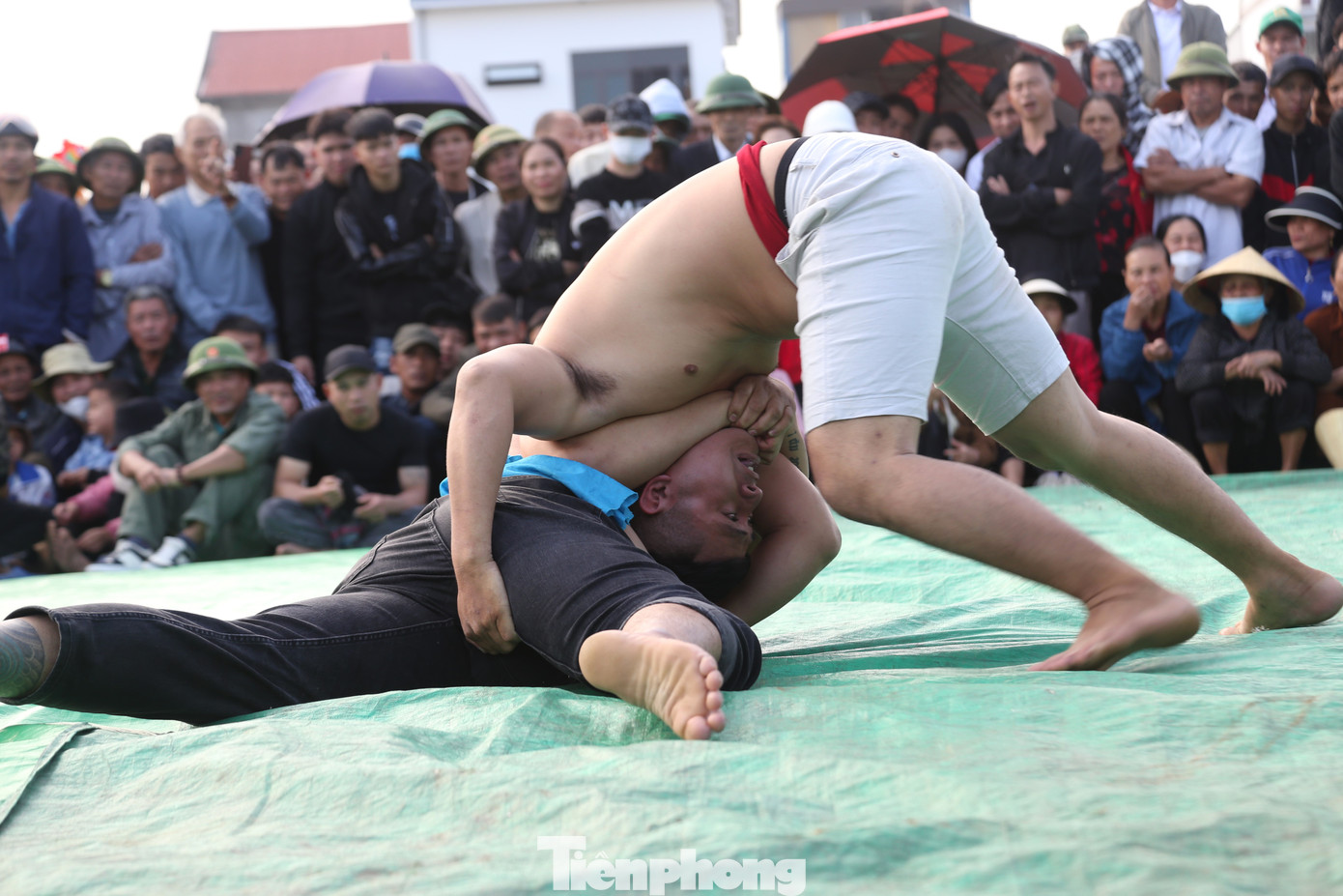 Trận đấu kết thúc khi một trong hai đô vật bị đối phương nhấc bổng khỏi mặt đất hay chạm hoàn toàn phần lưng xuống nền.