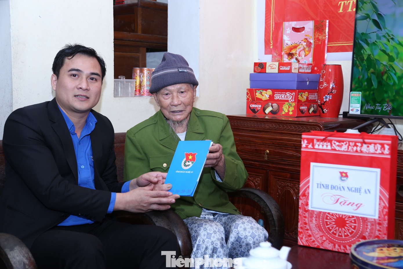 Anh Thái Minh Sỹ - Phó Bí thư Thường trực Tỉnh Đoàn, Chủ tịch Hội LHTN tỉnh Nghệ An thăm, tặng quà cho bác Hồ Xuân Tuế, Đảng viên lão thành ở khối 8, thị trấn Hưng Nguyên, huyện Hưng Nguyên. Anh Thái Minh Sỹ - Phó Bí thư Thường trực Tỉnh Đoàn, Chủ tịch Hội LHTN tỉnh Nghệ An thăm, tặng quà cho bác Hồ Xuân Tuế, Đảng viên lão thành ở khối 8, thị trấn Hưng Nguyên, huyện Hưng Nguyên.