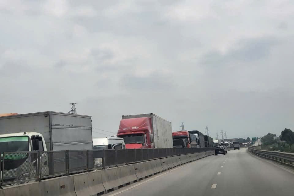 Giao thông trên cao tốc đoạn qua Nghệ An theo hướng Vinh – Hà Nội bị ùn tắc sau vụ tai nạn